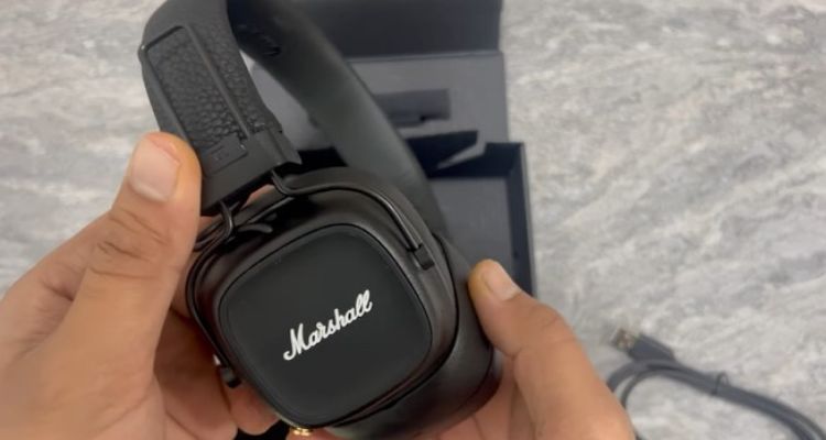marshall headphones vs airpods max

